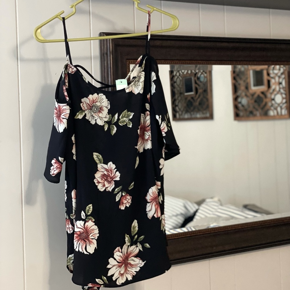 Kaileigh cold shoulder blouse, Sz XL, NWT - Picture 2 of 5